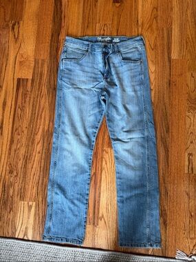 Wrangler Men’s Slim Straight Jeans in Medium Blue Wash 34x32